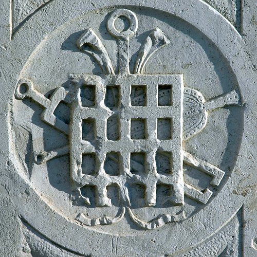 Simboli del martirio di San Lorenzo, la graticola, pieve di San Lorenzo in Monte di Buja