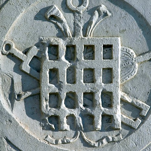 Simboli del martirio di San Lorenzo, la graticola, pieve di San Lorenzo in Monte di Buja