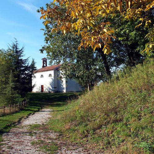 Chiesetta campestre di San Leonardo, salita al colle, Variano