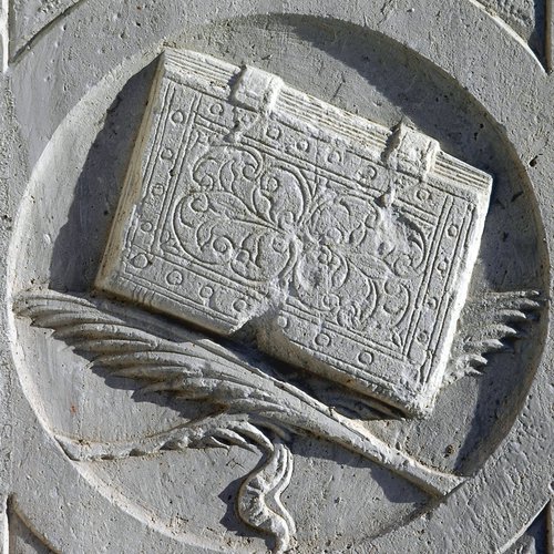 Simboli del martirio di San Lorenzo, il libro, pieve di San Lorenzo in Monte di Buja