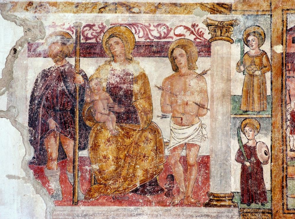 Chiesetta campestre di San Leonardo, affeschi parete destra, Madonna in trono con Bambino tra i Santi Rocco e Sebastiano, a lato Sant'Agata e Santa Cristina, sec. XVI, Variano