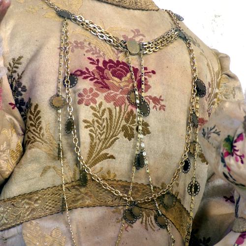 Chiesa parrocchiale di Variano, Madonna con Bambino, particolare, XVIII-XIX sec, Altare della Beata Vergine del Rosario