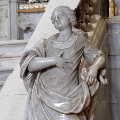 La Carità, statua marmorea all'invito dello scalone del presbiterio, sec. XVIII