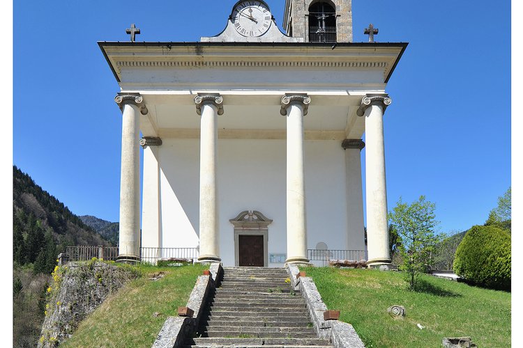 Chiesa di Paularo, gradinata di accesso