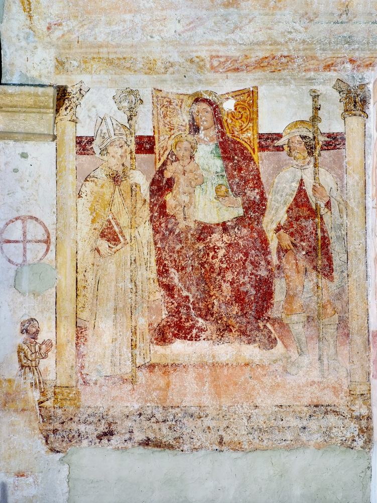 Chiesetta campestre di San Leonardo, affeschi parete destra, Madonna tra i Santi Bonifacio e Rocco, sec. XVI, Variano