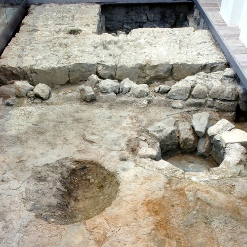 Il pavimento della chiesa più antica sorta nel luogo della Pieve con la vasca battesimale nel sec. V-VI, pieve di San Lorenzo in Monte di Buja