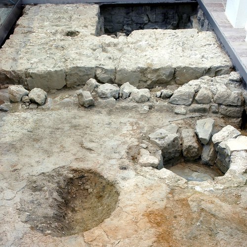Il pavimento della chiesa più antica sorta nel luogo della Pieve con la vasca battesimale nel sec. V-VI, pieve di San Lorenzo in Monte di Buja