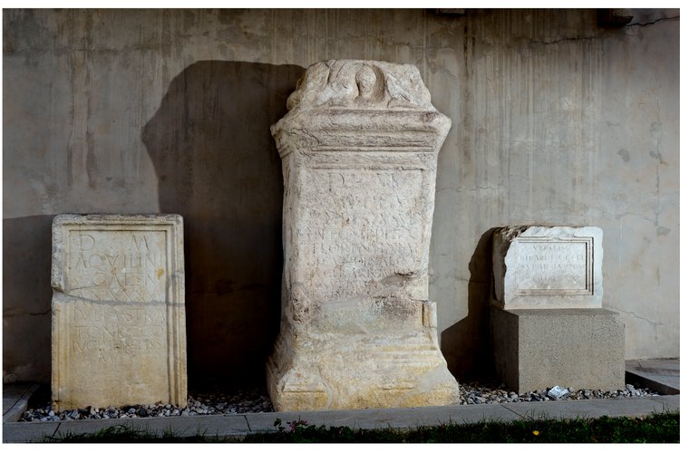 Lapidi romane, da sinistra a destra: Aquilinus, Quintus Mutilus, Vitalis