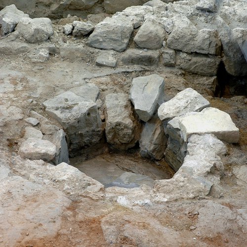 Il pavimento della chiesa più antica sorta nel luogo della Pieve con la vasca battesimale nel sec. V-VI, pieve di San Lorenzo in Monte di Buja