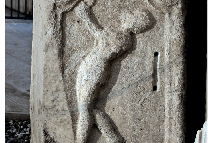 Figura di Baccante in una facciata laterale della lapide Quintus Mutilus