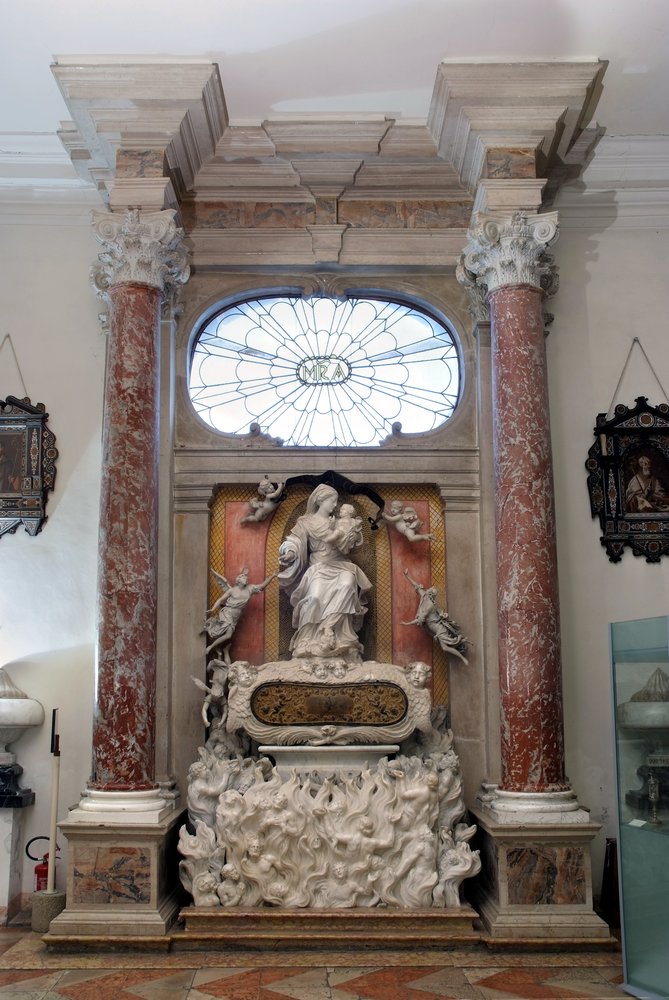 G. Torretti, Altare della Madonna del Carmelo tra angeli in volo e le anime del Purgatorio sottostanti, gruppo scultoreo in  marmi policromi, sec. XVIII