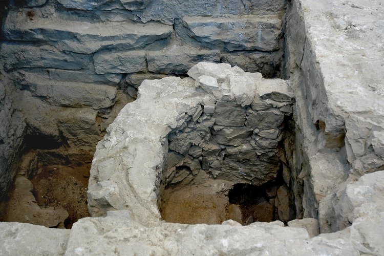 Il pavimento della chiesa più antica sorta nel luogo della Pieve con la vasca battesimale nel sec. V-VI, pieve di San Lorenzo in Monte di Buja