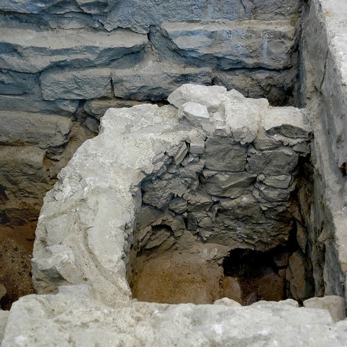 Il pavimento della chiesa più antica sorta nel luogo della Pieve con la vasca battesimale nel sec. V-VI, pieve di San Lorenzo in Monte di Buja