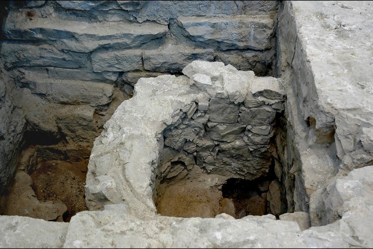 Il pavimento della chiesa più antica sorta nel luogo della Pieve con la vasca battesimale nel sec. V-VI, pieve di San Lorenzo in Monte di Buja
