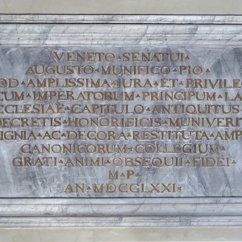 Presbiterio, iscrizioni laterali apposte nel 1771 a memoria dei lavori compiuti