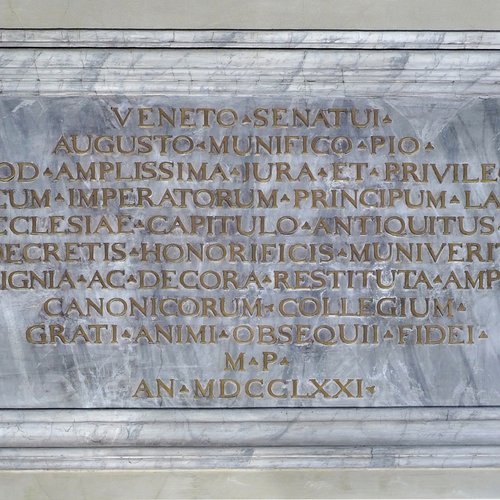 Presbiterio, iscrizioni laterali apposte nel 1771 a memoria dei lavori compiuti