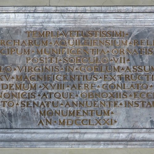 Presbiterio, iscrizioni laterali apposte nel 1771 a memoria dei lavori compiuti