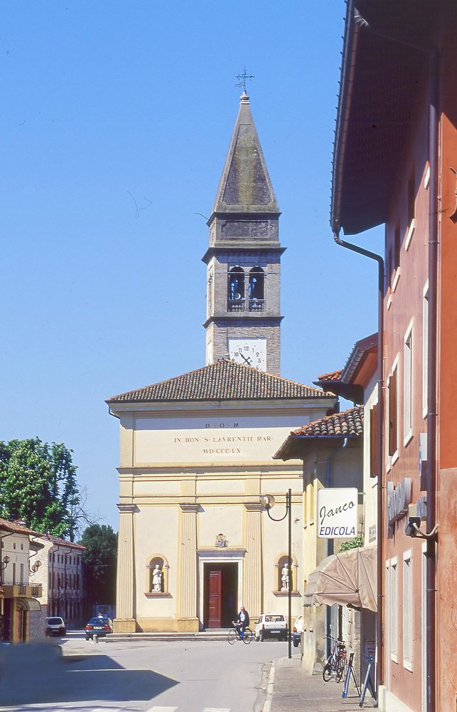 Veduta dea chiesa e del campanile in via Roma
