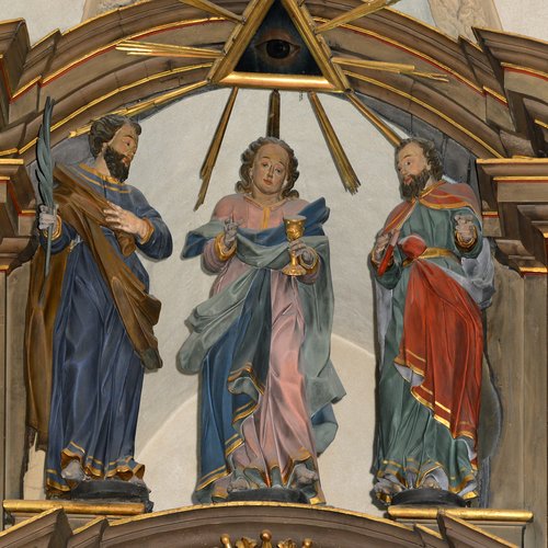 Altare maggiore, statue alla sommità dell'altare