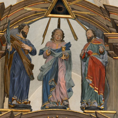 Altare maggiore, statue alla sommità dell'altare