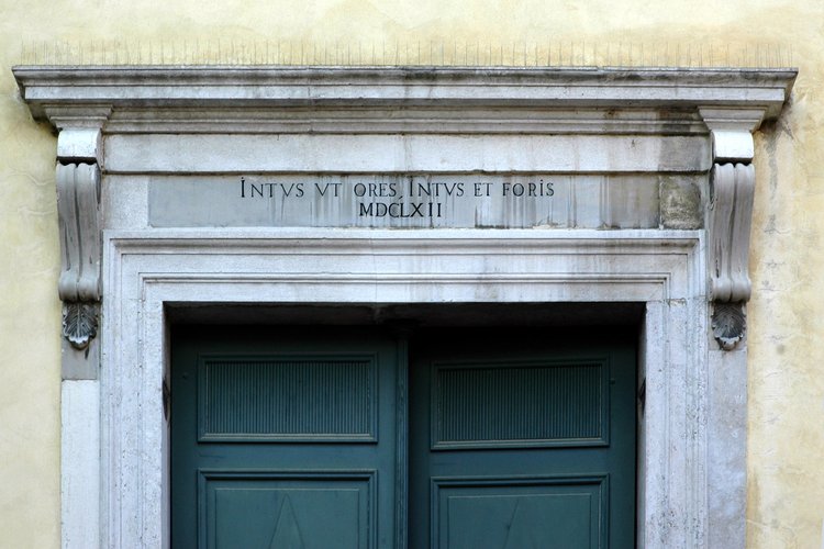 Iscrizione sull'architrave in pietra, portone d'ingresso Chiesa vecchia di San Michele, Cervignano