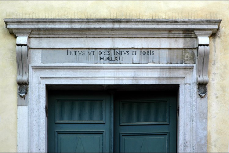 Iscrizione sull'architrave in pietra, portone d'ingresso Chiesa vecchia di San Michele, Cervignano