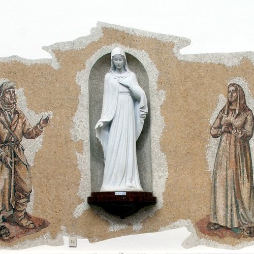 Altare della Madonna del Conforto, 1955 - 1956, con mosaici di Fred Pittino raffiguranti la madre e il reduce