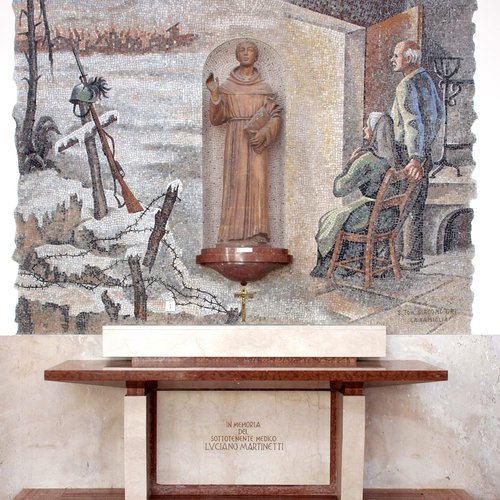 Altare di Sant'Antonio, 1963, con mosaici di Angelo De Carli raffiguranti Gli anziani genitori e la tomba di Giacomo Gri