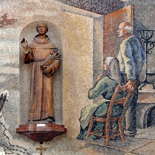 Altare di Sant'Antonio, 1963, con mosaici di Angelo De Carli raffiguranti Gli anziani genitori e la tomba di Giacomo Gri