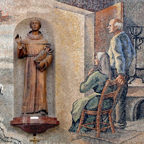 Altare di Sant'Antonio, 1963, con mosaici di Angelo De Carli raffiguranti Gli anziani genitori e la tomba di Giacomo Gri