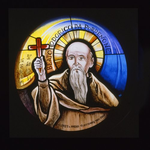 Chiesa della Beata Vergine del Carmine, vetrate, beato Odorico, Arrigo Poz, 2000-2001