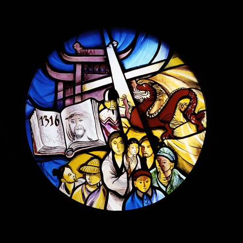 Chiesa della Beata Vergine del Carmine, vetrate, beato Odorico - la predica in Cina, Arrigo Poz, 2000-2001