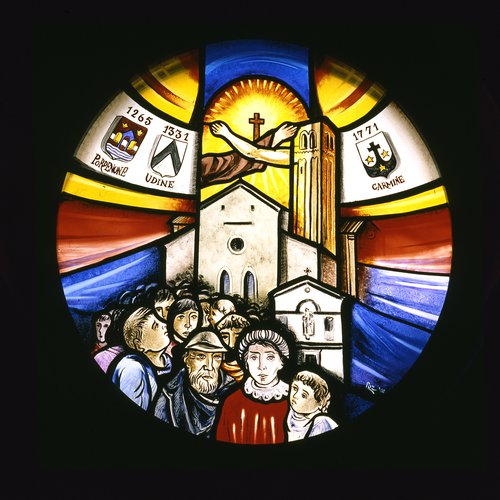 Chiesa della Beata Vergine del Carmine, vetrate, beato Odorico - la processione per trasferire l’Arca dalla chiesa di San Francesco a quella del Carmine in borgo Aquileia Arrigo Poz, 2000-2001