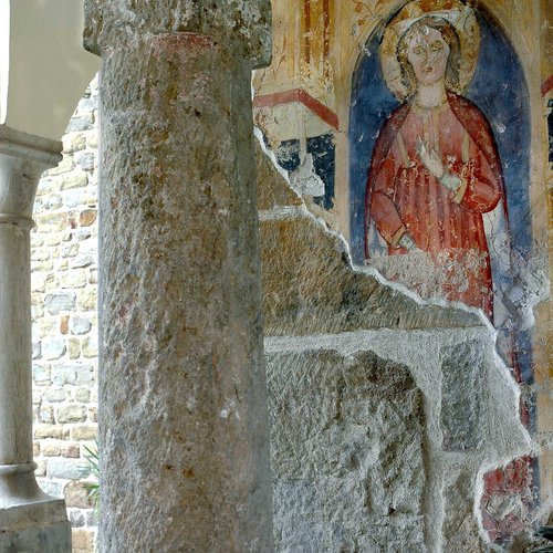 Bifora vista dal chiostro