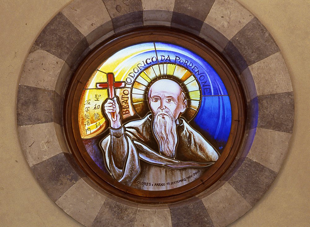 Chiesa della Beata Vergine del Carmine, vetrate, beato Odorico, Arrigo Poz, 2000-2001