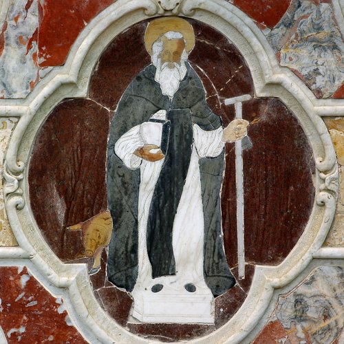 Paliotto marmoreo dell'altare di Sant'Antonio Abate, effigie di Sant’Antonio Abate, in abiti monastici, con il saio e il bastone a T dell’eremita, pieve di San Lorenzo in Monte di Buja