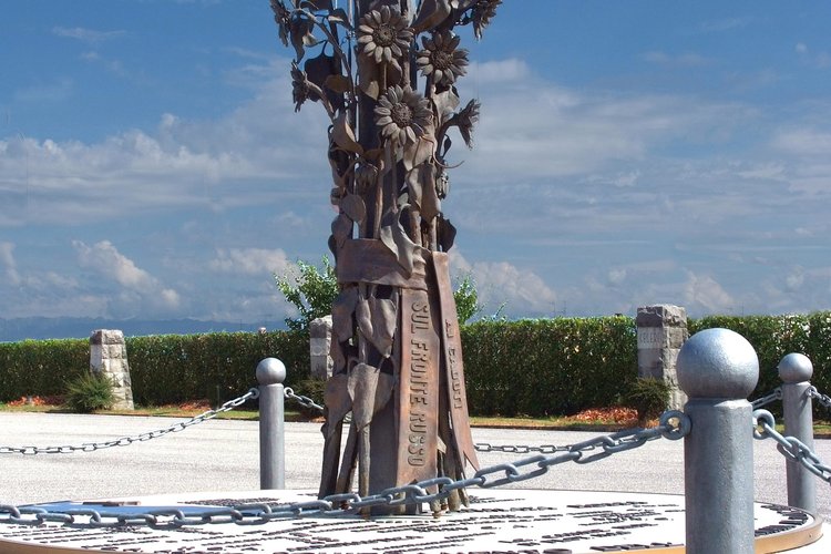 Tempio di Cargnacco, piazzale, l'asta reggi bandiera
