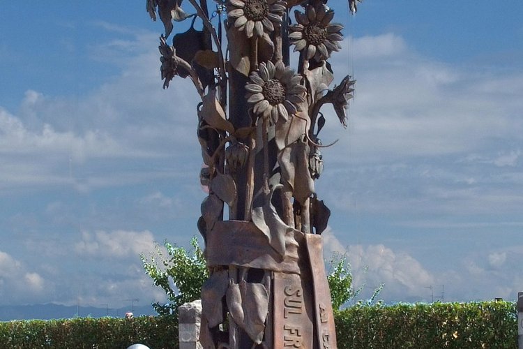 Tempio di Cargnacco, piazzale, l'asta reggi bandiera