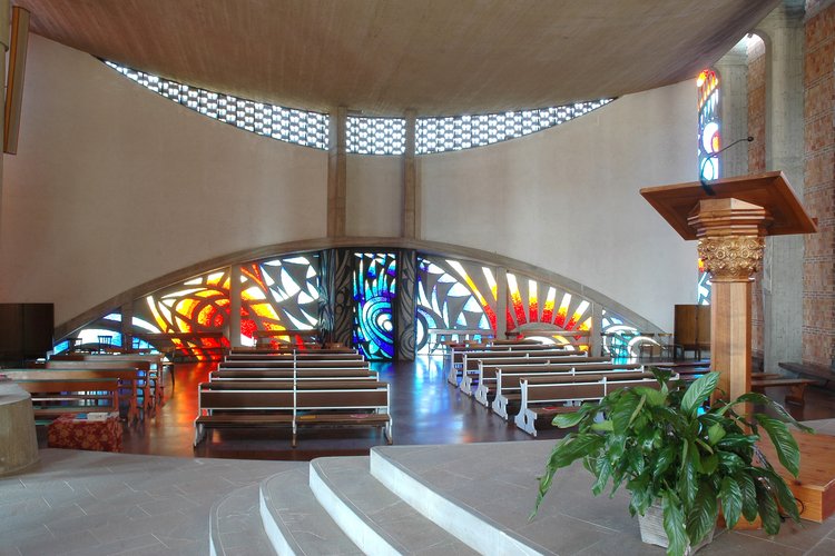 Navata laterale della chiesa superiore. Chiesa parrocchiale di San Giovanni Bosco