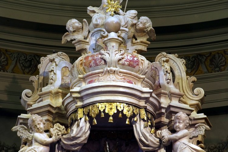 Statua del Redentore, Altare maggiore