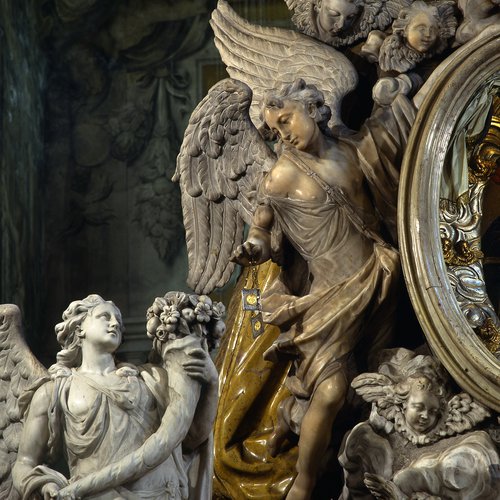 Chiesa della Beata Vergine del Carmine, Altar maggiore, angelo che sostiene un drappo in marmo giallo