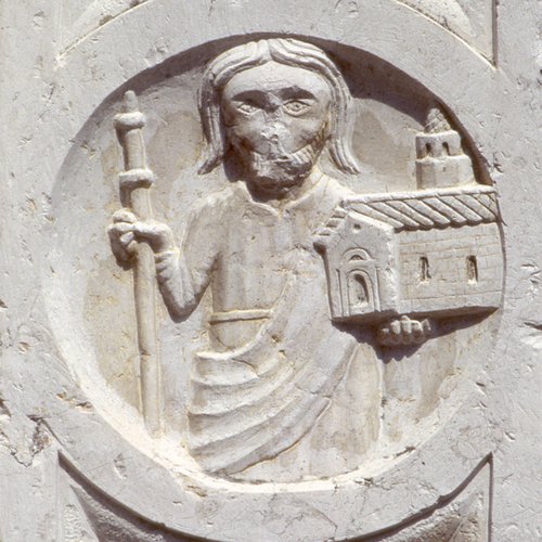 San Giacomo con il modellino della chiesa (dettaglio del tondo a bassorilievo del portale), Polcenigo