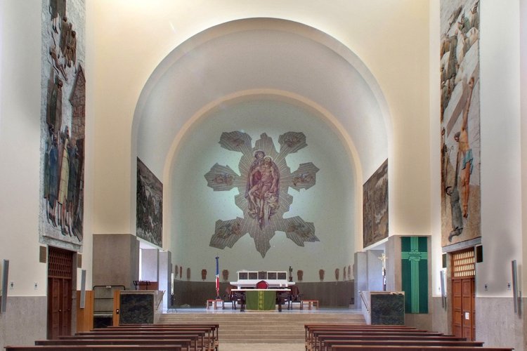 Tempio di Cargnacco, vista dell'altare e dell'abside
