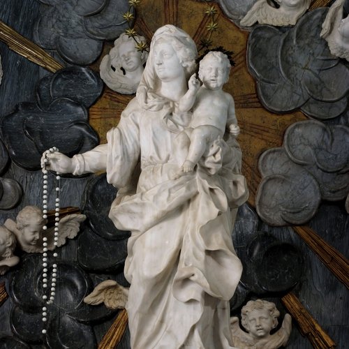 Altare maggiore, statua della Madonna del Rosario col Bambino in braccio, marmo, fine sec. XVII o inizi XVIII