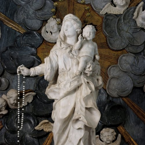 Altare maggiore, statua della Madonna del Rosario col Bambino in braccio, marmo, fine sec. XVII o inizi XVIII