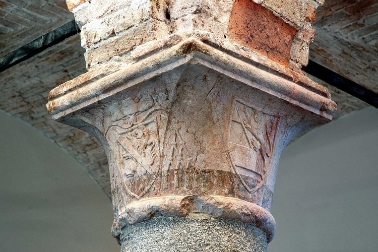 Capitello con stemmi, sec. XV