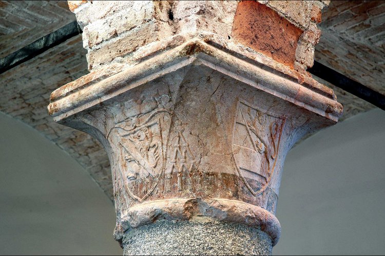 Capitello con stemmi, sec. XV