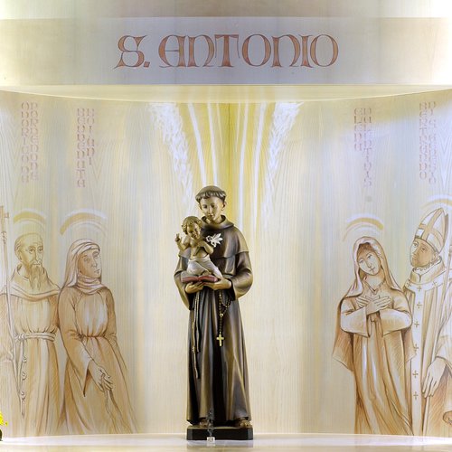 Nicchia di Sant'Antonio da Padova e Bambino, sec. XX. Chiesa parrocchiale di S.Giovanni Bosco (cripta)