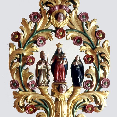 Insegna processionale raffigurante la Madonna tra san Domenico e santa Rita, 1796, legno intagliato e dipinto.