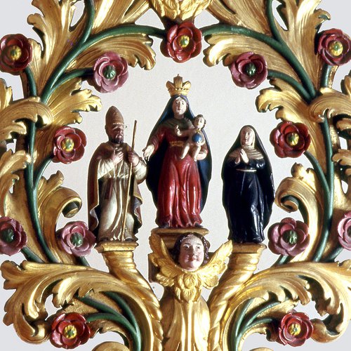 Insegna processionale raffigurante la Madonna tra san Domenico e santa Rita, 1796, legno intagliato e dipinto.